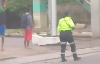Escada de passarela na avenida Torquato Tapajos desaba