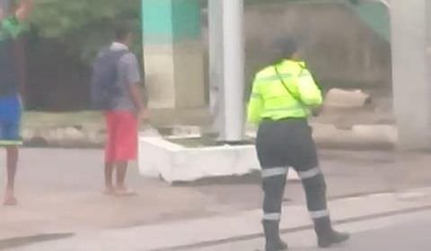 Escada de passarela na avenida Torquato Tapajos desaba