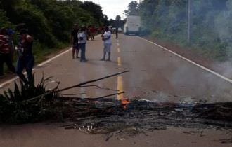 Índios fecham estrada que dá acesso ao município de Autazes