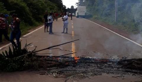 Índios fecham estrada que dá acesso ao município de Autazes