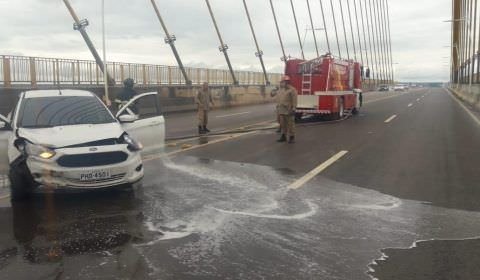 Motorista sofre acidente na Ponte Rio Negro ao derrapar em ‘Poça d’água’