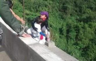 Colombiana desempregada se joga da ponte com filho de 10 anos