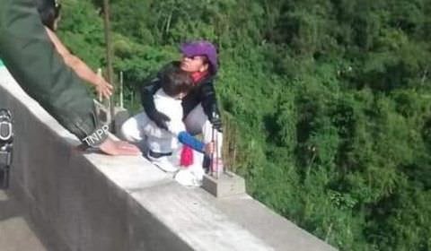 Colombiana desempregada se joga da ponte com filho de 10 anos