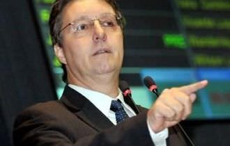 Dispensa de licitação no valor de R$ 46 milhões para transporte escolar é suspeita”, aponta deputado