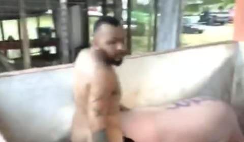 Cantor divulga seu show estuprando um suíno e deputados acionam o batalhão ambiental da PM