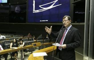 ‘Bolsonaro pratica atentado à soberania nacional ao garantir livre entrada de estrangeiros’, afirma deputado