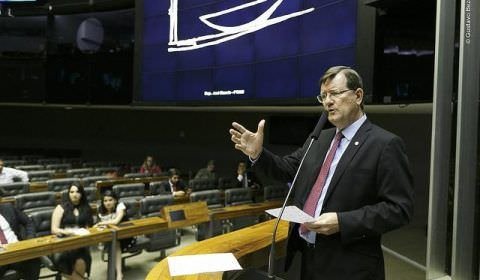 ‘Bolsonaro pratica atentado à soberania nacional ao garantir livre entrada de estrangeiros’, afirma deputado