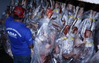 Adaf apreende 738 quilos de carne vencida em embarcação para Tefé