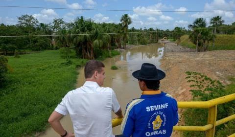 Oito igarapés em várias zonas da cidade recebem trabalhos de dragagem e recuperação de leito