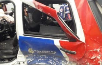 Policiais batem viatura e ficam feridos durante perseguição