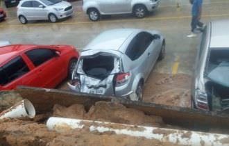 Urgente: muro do estacionamento da Fametro cai em cima dos carros; veja vídeo