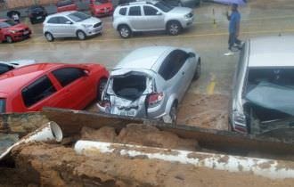 Avenidas inundam após chuva em Manaus e causa trânsito no trânsito