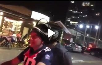 Bolsonaro comete infração de trânsito ao andar de moto com capacete levantado