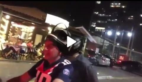 Bolsonaro comete infração de trânsito ao andar de moto com capacete levantado