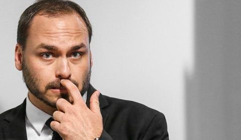 Carlos Bolsonaro é alvo de operação da PF