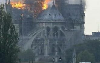 Catedral gótica de Notre-Dame em chamas