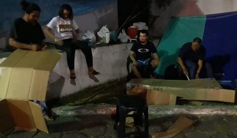 Professores confeccionam ‘caixão’ para Wilson Lima
