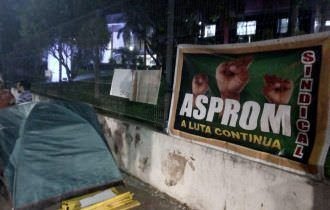 Professores acampam em frente à Sede do Governo do Amazonas