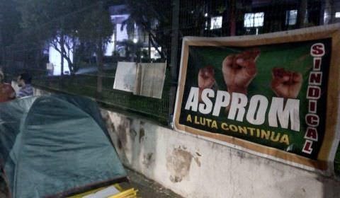 Professores acampam em frente à Sede do Governo do Amazonas