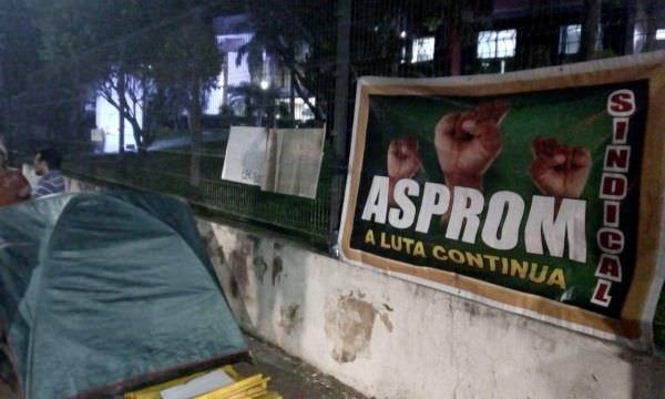 Professores acampam em frente à Sede do Governo do Amazonas