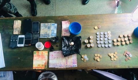No interior, PM prende 26 pessoas, apreende nove armas e quase R$ 160 mil em espécie