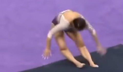 Ginasta quebra as duas pernas em competição e dá adeus à carreira