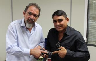 Policial é salvo por pistola da Taurus durante troca de tiros com assaltantes