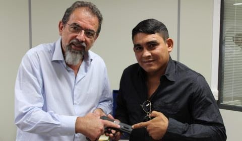 Policial é salvo por pistola da Taurus durante troca de tiros com assaltantes