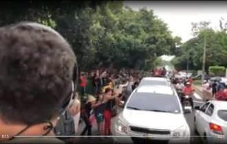 Wilson Lima é recebido com vaias e protestos em Parintins (Veja o Vídeo)