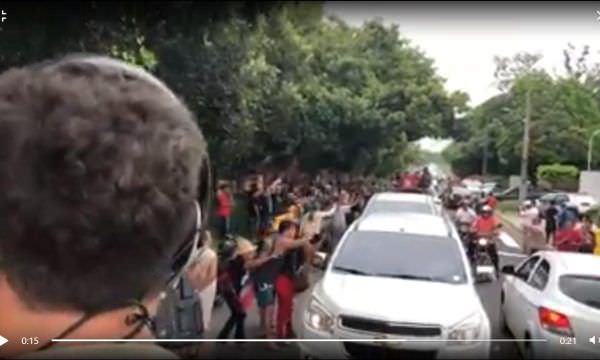 Wilson Lima é recebido com vaias e protestos em Parintins (Veja o Vídeo)