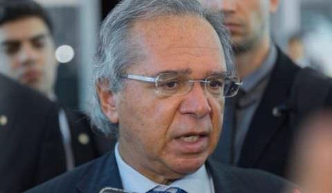 Governo estuda liberar saques em contas ativas do FGTS, diz Guedes