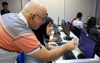 Segurados da Previdência estreiam laboratório de informática em aula de finanças