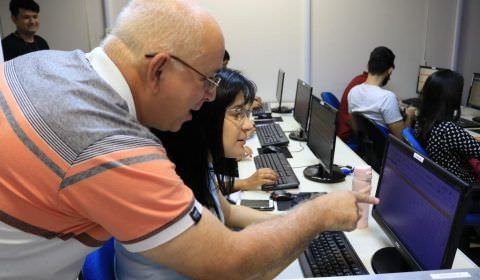 Segurados da Previdência estreiam laboratório de informática em aula de finanças