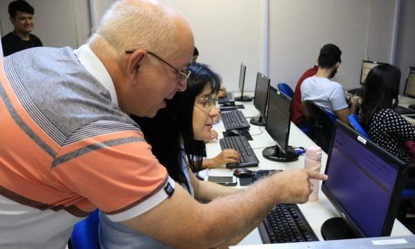 Segurados da Previdência estreiam laboratório de informática em aula de finanças