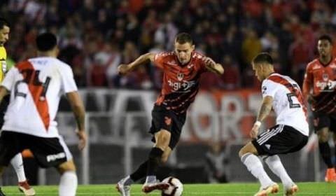 Athletico leva dois gols nos acréscimos e River Plate conquista a Recopa