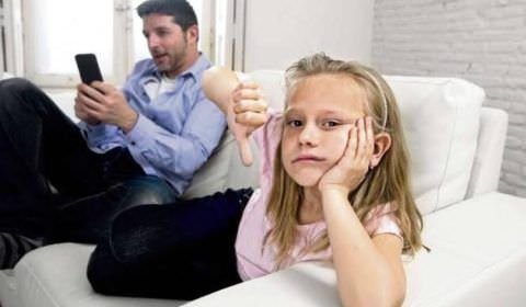 Filhos reclamam que pais passam muito tempo com os smartphones