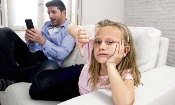 Filhos reclamam que pais passam muito tempo com os smartphones