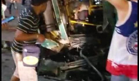 SALVADOR | Ônibus cai na ribanceira perto do Shopping Bela Vista (Ver vídeo)