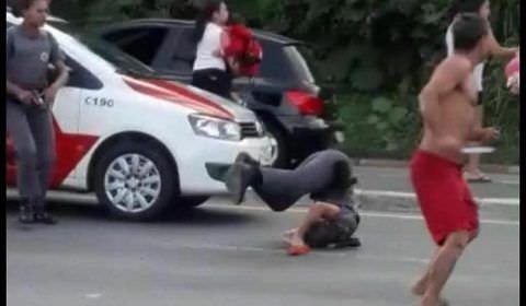 Homem parte para cima de PM com faca na mão (veja o vídeo)