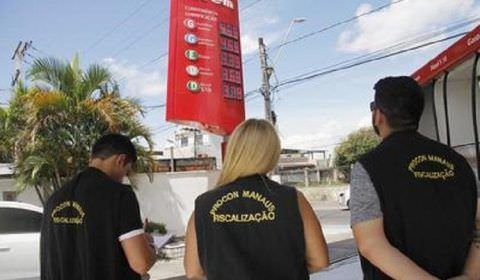 Cinco postos são multados por não reduzir o valor da gasolina