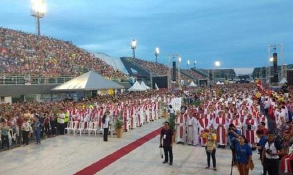 Em Manaus, mais de 100 mil participam da festa de Pentecostes