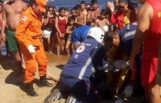 Menino de 10 anos não resiste e morre a caminho de hospital após se afogar na Praia da Ponta Negra.