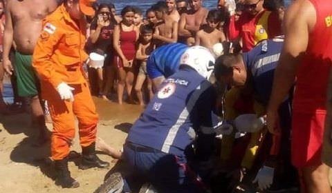 Menino de 10 anos não resiste e morre a caminho de hospital após se afogar na Praia da Ponta Negra.