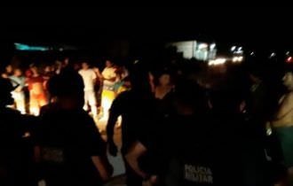 Em iranduba, população faz manifestação queimando objeto na rua e gritando “Fora Wilson Lima”|Veja o vídeo