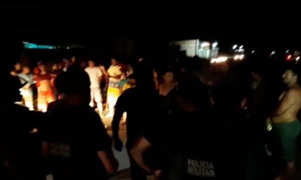 Em iranduba, população faz manifestação queimando objeto na rua e gritando “Fora Wilson Lima”|Veja o vídeo