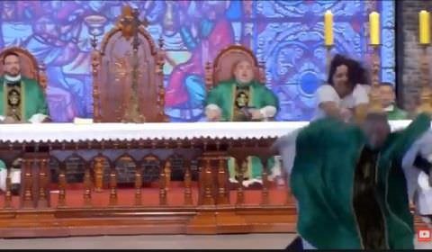 Mulher empurra padre Marcelo Rossi durante missa (veja o vídeo)