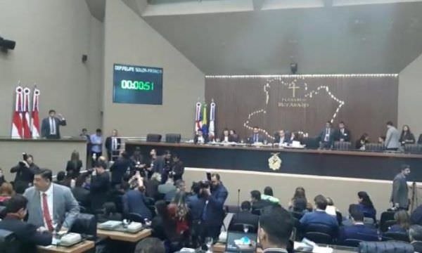 "Tem morto recebendo na folha de pagamento do estado", diz deputado (Veja o vídeo)