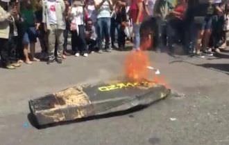 Servidores queimam caixão com imagem de governador em Manaus (Veja o vídeo)