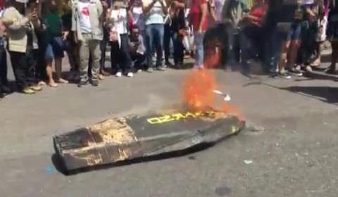 Servidores queimam caixão com imagem de governador em Manaus (Veja o vídeo)