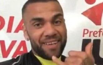 Daniel Alves se ‘oferece’ ao Flamengo: ‘Tô livre, qualquer coisa me liga’